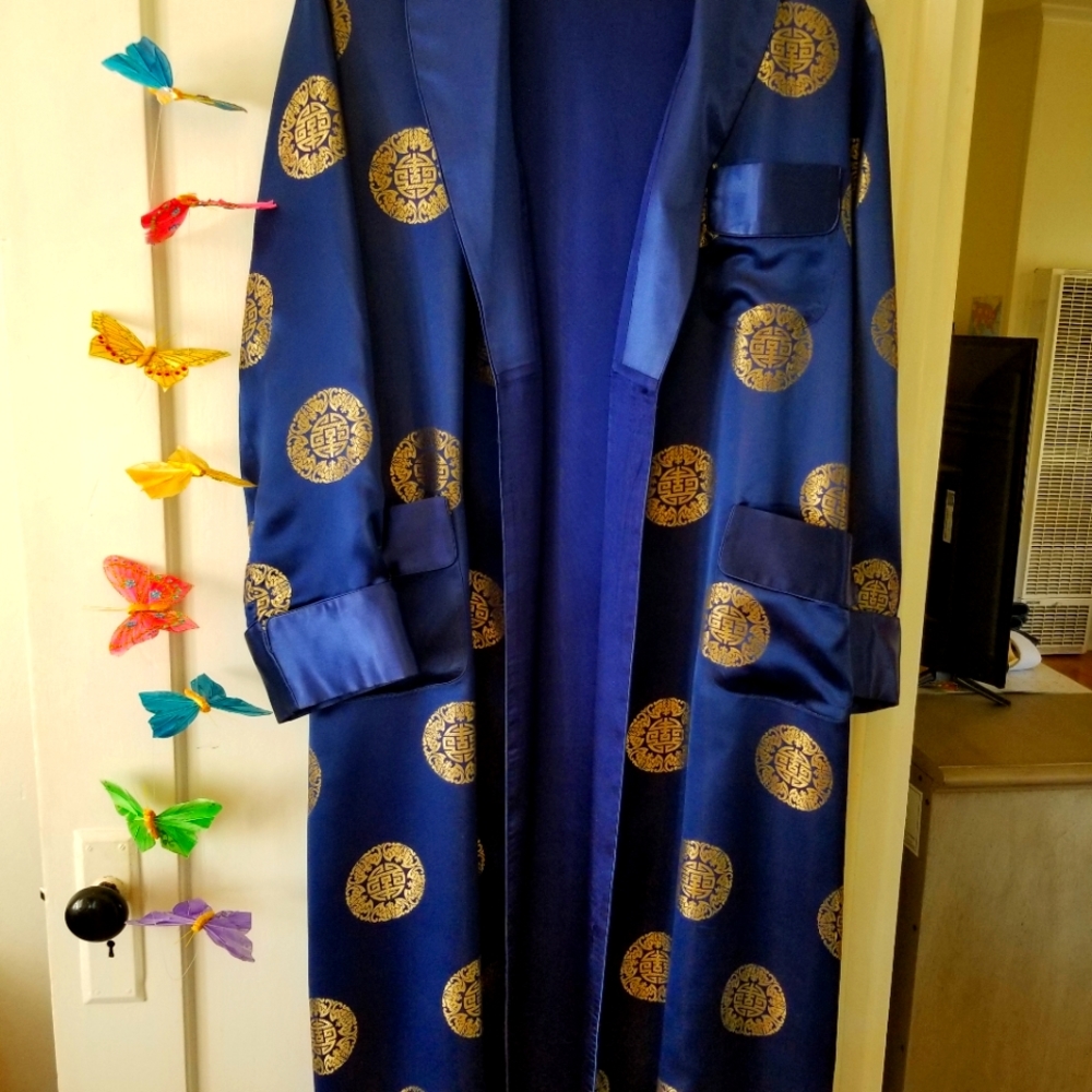 Vintage Chinese Silk Robe.  This prestine robe is all in satin and silk. Large